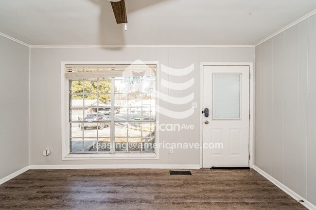 Building Photo - 304 Elm St SE