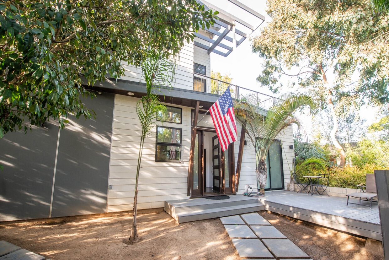 Front - 809 Warren Ave