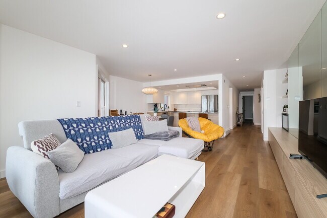 Foto del edificio - LUXURY WATER-VIEW CONDO FOR RENT- FULLY RENOVATED- WEST SEATTLE/ALKI