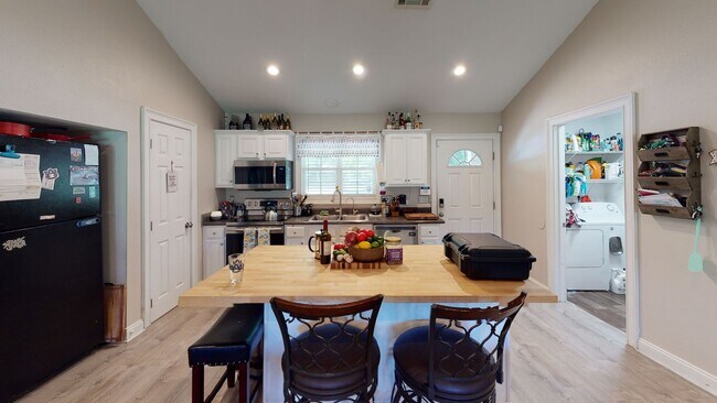 Foto del edificio - Cute 4BR/4BA Home in Eagles Landing-802 W ...
