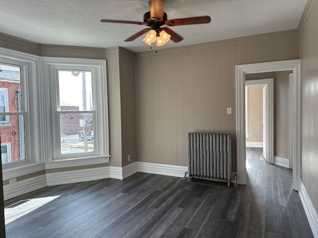 Building Photo - 757 Maple St