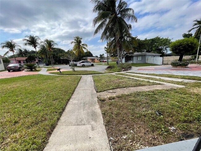 Foto del edificio - 16981 NE 8th Ct