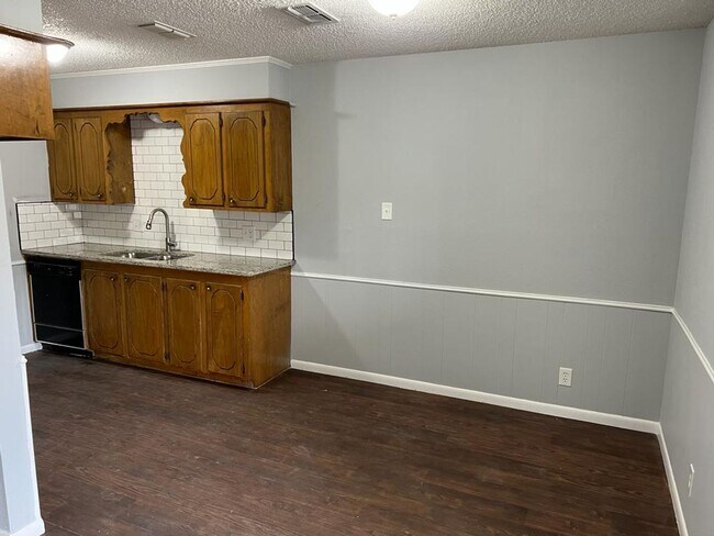 Foto del edificio - 1718-1721 Clearwood