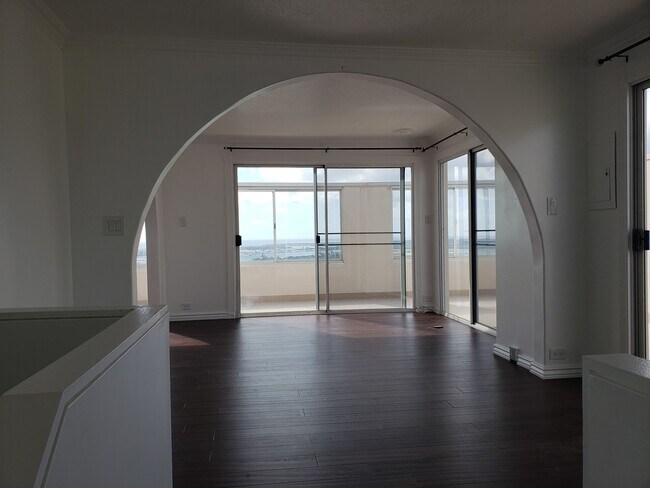 Building Photo - Beautifully Renovated 2 bedroom Penthouse ...