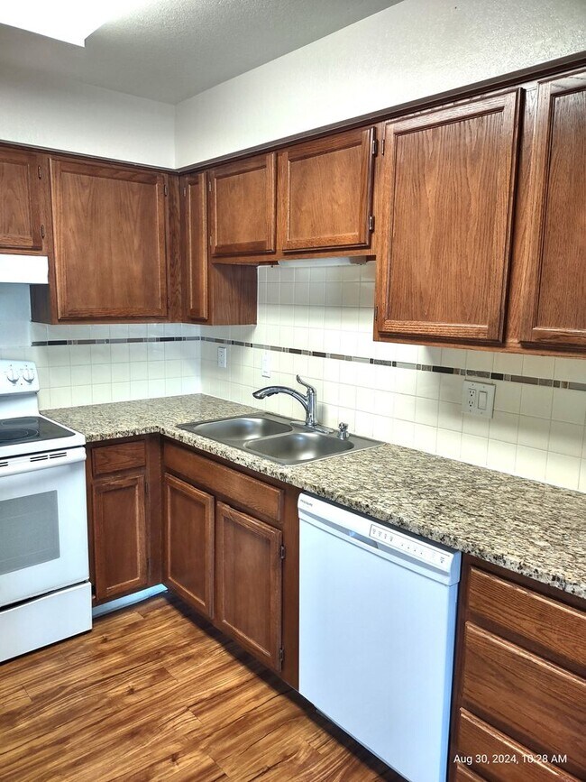 Foto del edificio - 2-bedroom Condo Available in Quiet Senior-...