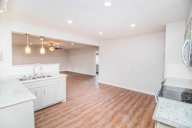 Foto del edificio - Large Recently Updated 3 Bed 2 Bath Home