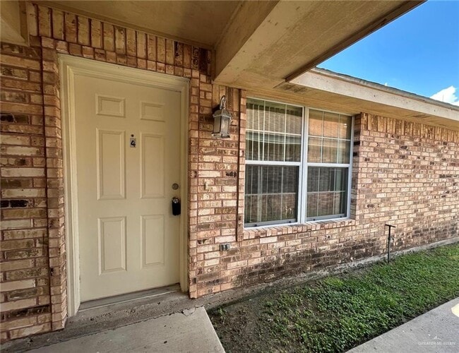 Building Photo - 27 E Quail St