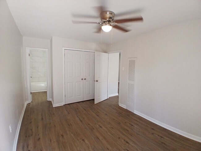 Foto del edificio - Comepletely Remolded 1 bedroom Apartments ...