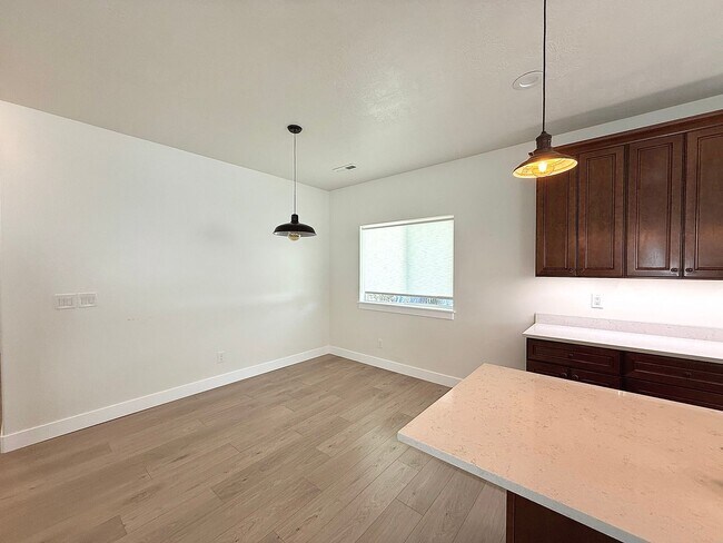 Building Photo - Single-Level 2 Bed / 2 Bath | Garage Available June 1st