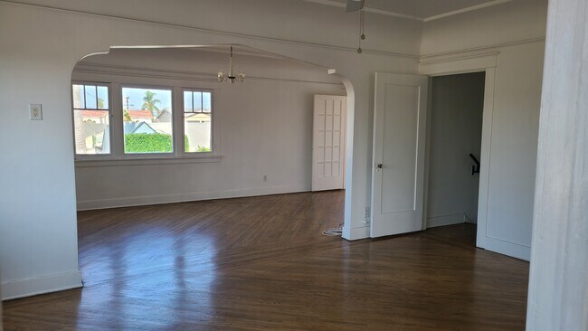 Building Photo - 2122 Vineyard Ave