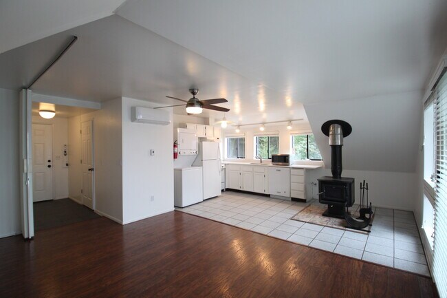 Building Photo - 9983 SW Northilla Rd