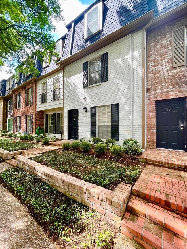 Building Photo - 361 N Post Oak Ln