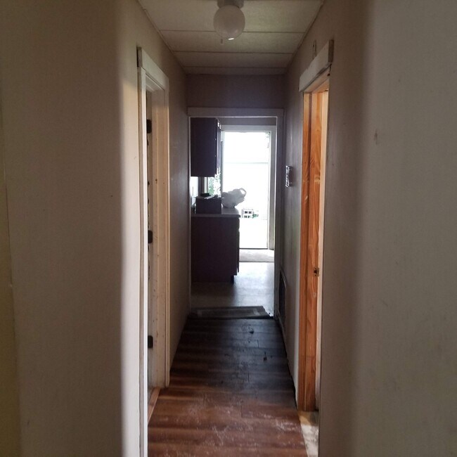 Pasillo - 619 S 4th St