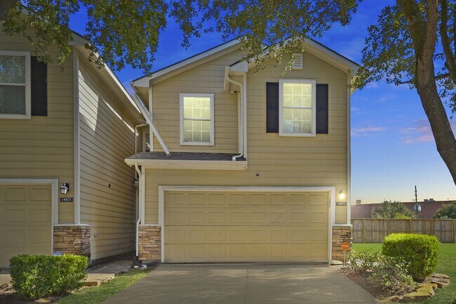 Foto del edificio - Stunning Corner Unit Townhome - Move-in special: Receive $100 off both your first and second mont...