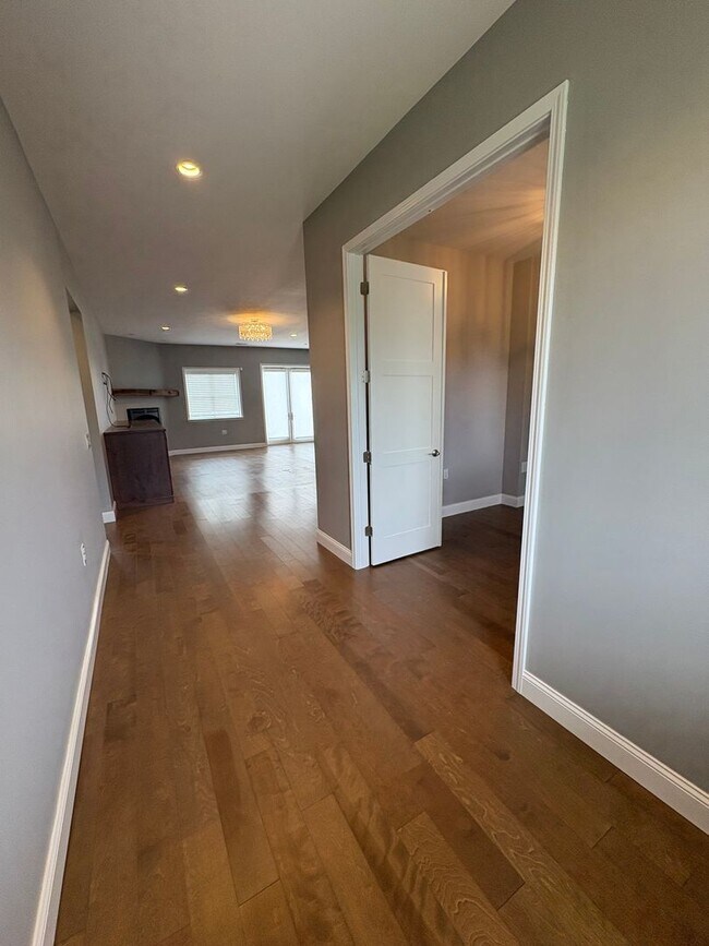 Building Photo - Welcome to your new home in the heart of S...