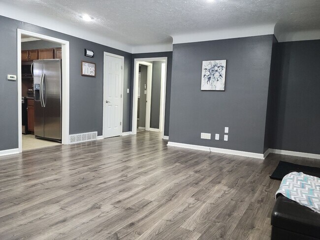 Foto del edificio - BEAUTIFUL UPDATED 3 BEDROOM 2 BATH HOUSE!
