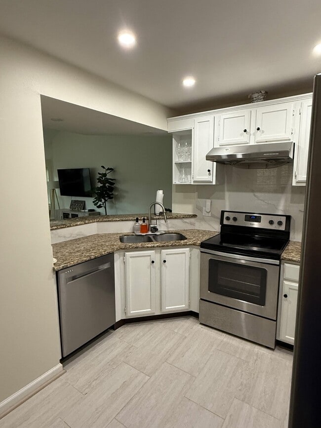 Building Photo - 4823 Sunshine Dr