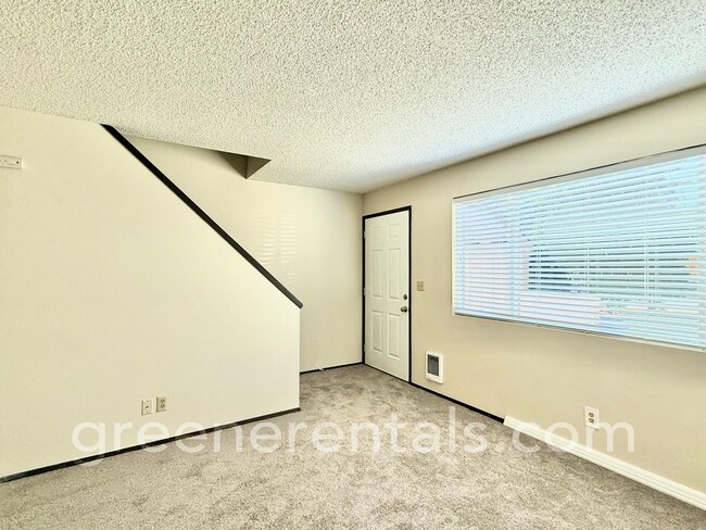 Building Photo - 2-Bedroom 1.5-Bathroom Condo in West Olympia