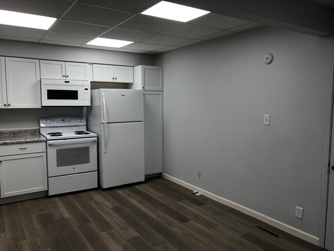 kitchen/table area - 306 E Henry St