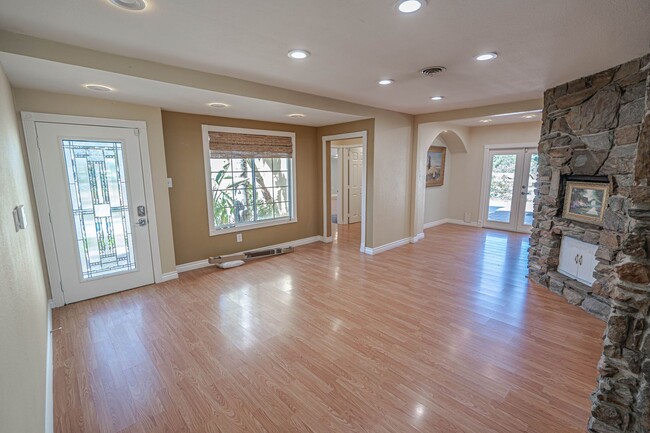 Building Photo - Stunning 4-Bedroom Pool Home for Rent in S...