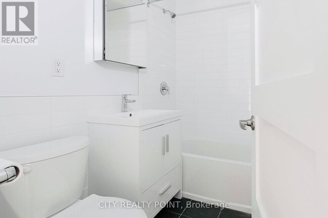 Building Photo - 1545 Bathurst St