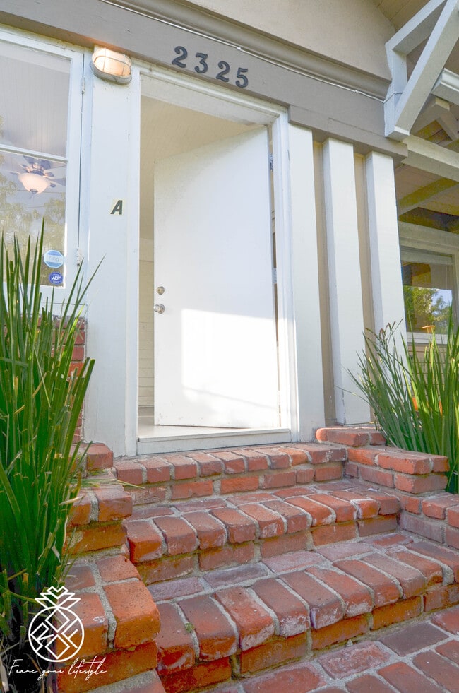 Building Photo - 2325 Cove Ave