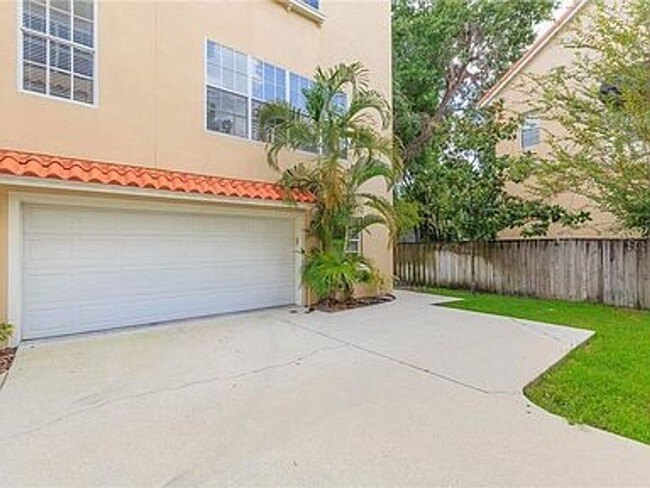 Building Photo - Private Townhouse in Heart of South Tampa