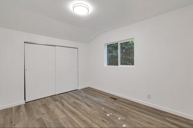 Building Photo - 6712 42nd Ave S