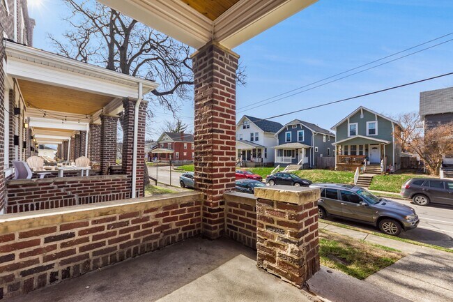 Building Photo - 958-976-976 S Champion Ave