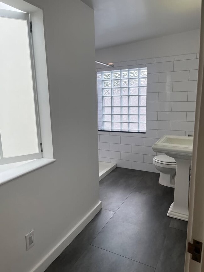Full Bathroom - 402 Warner st