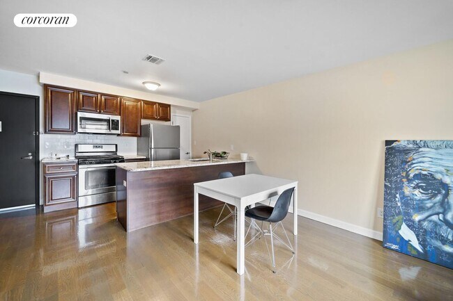 Foto del edificio - 39-30 62nd St