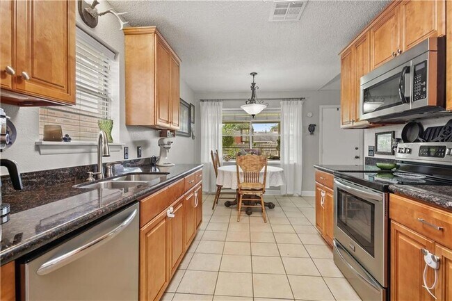 Building Photo - 105 N Kings Ct