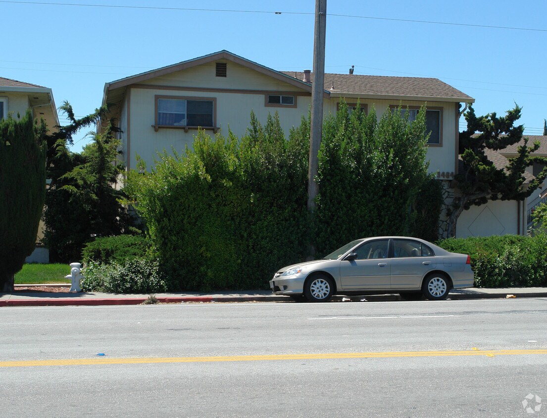 Building Photo - 3464 Monroe St