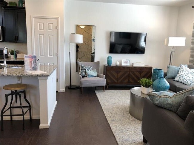 Building Photo - Modern Three Bedroom Townhome Available For Rent in Creekside