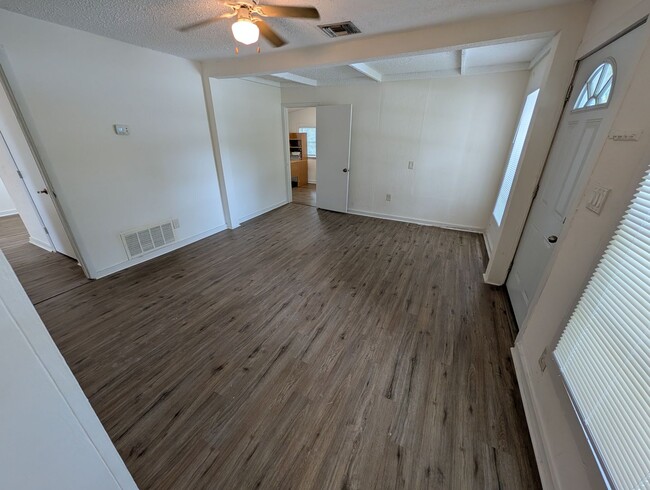 Building Photo - 230 Mystic Lake Dr N