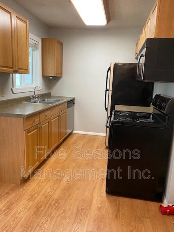 Building Photo - H2 Grandview Dr