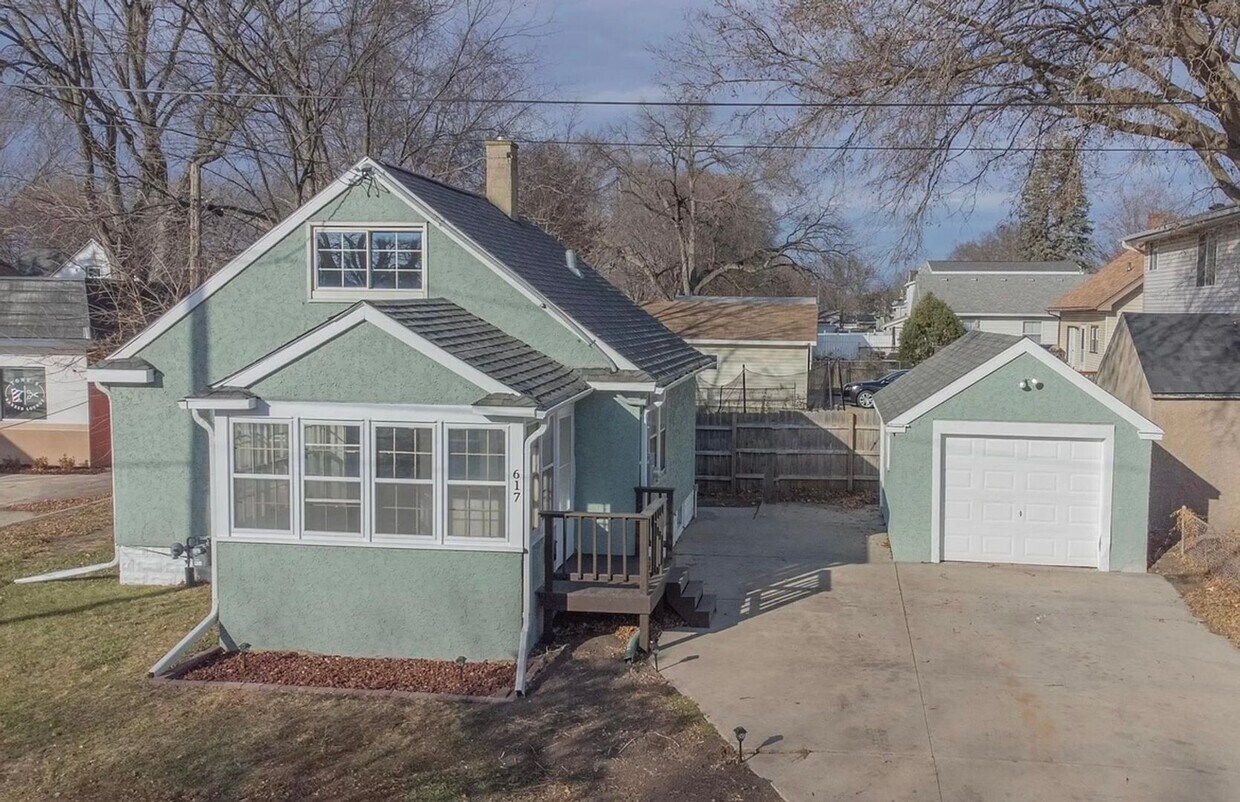 Primary Photo - Spacious 2 bed, 1 bath Single Family Home ...