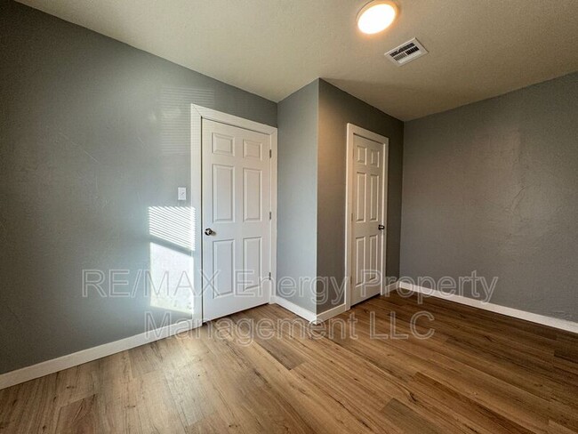 Building Photo - 220 E Springer Ave