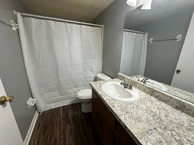Building Photo - Downstairs unit near TMH w/ NO CARPET!!!