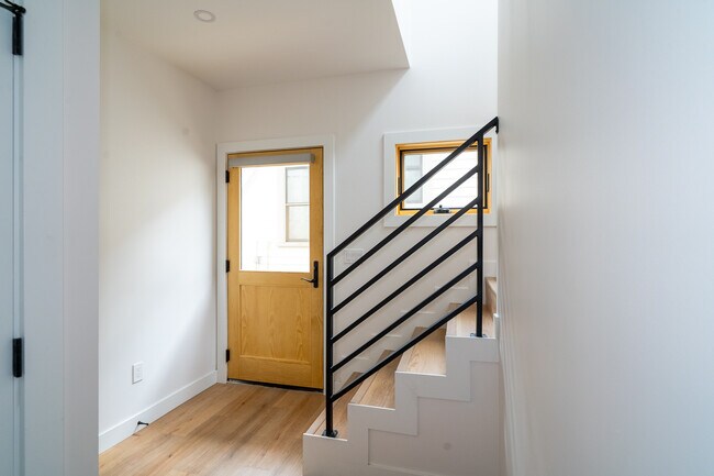 Building Photo - 3038 Beech St