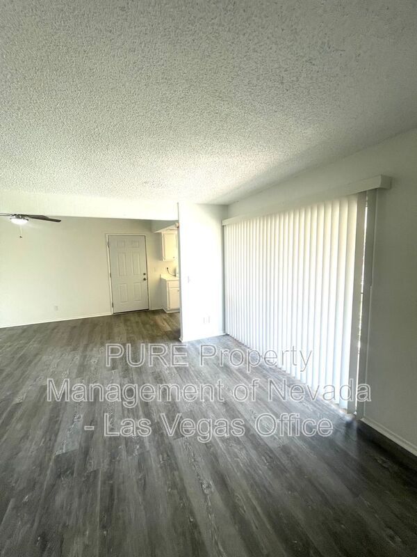 Building Photo - 1405 E Vegas Valley Dr