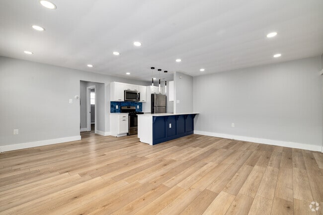 2BR, 1BA - 800SF - Living Room - Palmetto Apartments