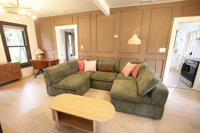 Foto del edificio - 102 W Emma St