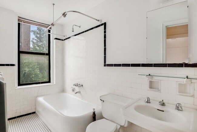 Foto del edificio - 301 E 21st St