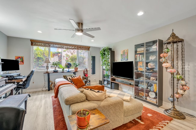 Foto del edificio - 4501 Collwood Blvd