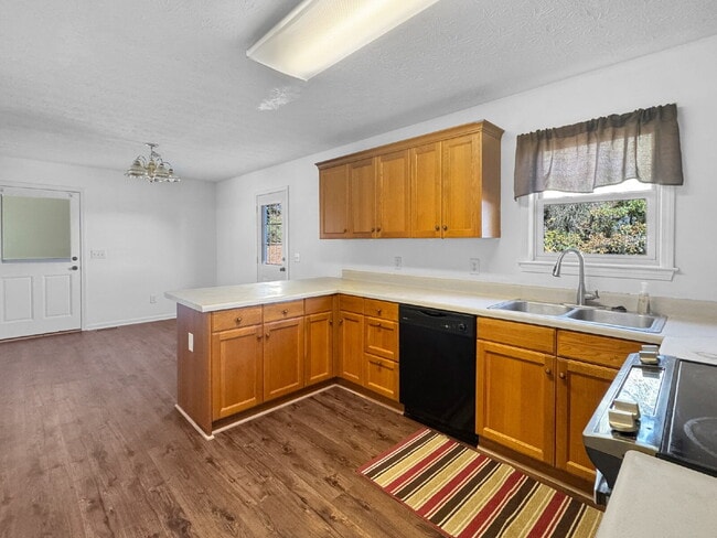 Photo - Spacious 3-Bedroom with Bonus Room in Lula Apartment