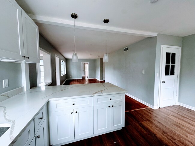 Building Photo - 747 Moravon Ave