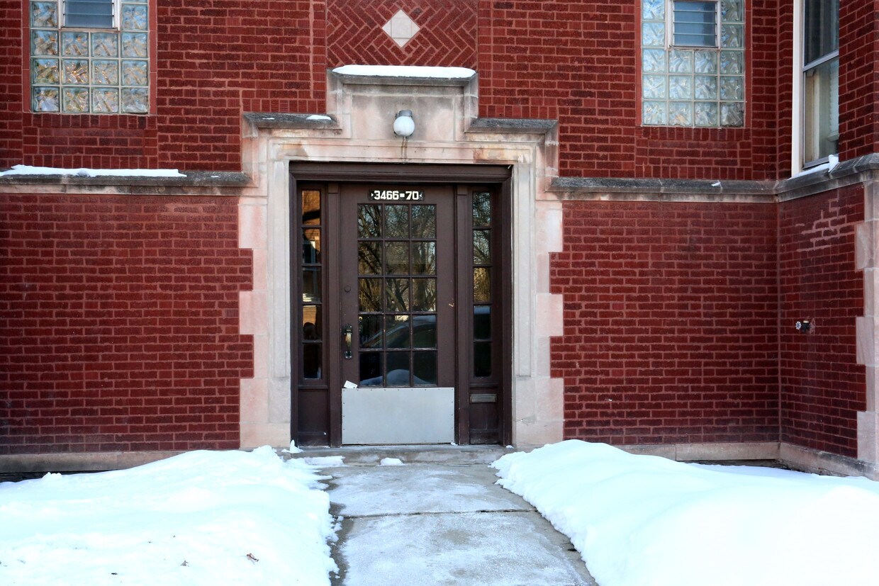 Building Photo - 3450-3470 N Kedvale Ave