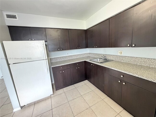 Building Photo - 2113 Davie Blvd