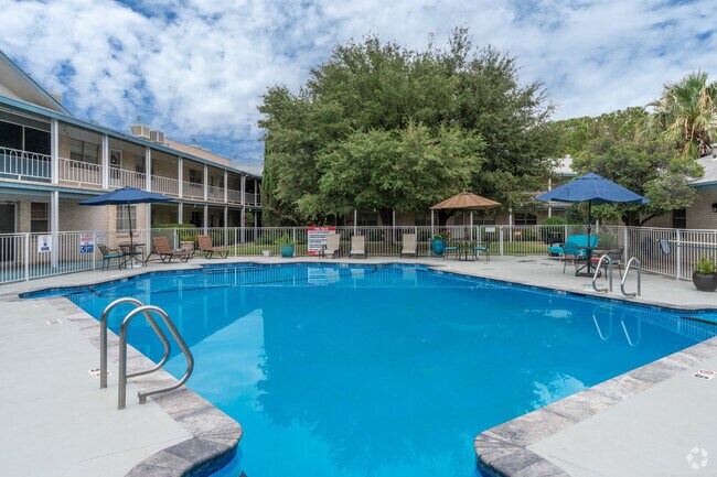 Piscina - Edgemere Apartments